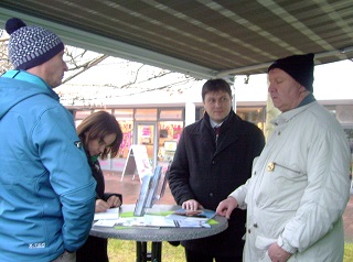 Foto von Interessierten beim Beratungsmobil in Meitingen